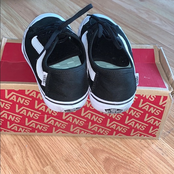 Black and white Vans women’s size 8 - Picture 3 of 7